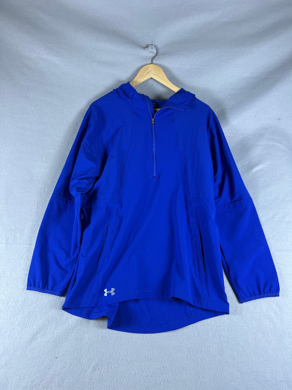 Under Armour Squad Woven 1/2-Zip Jacket Womens M Blue Loose Fit Vented Anorak